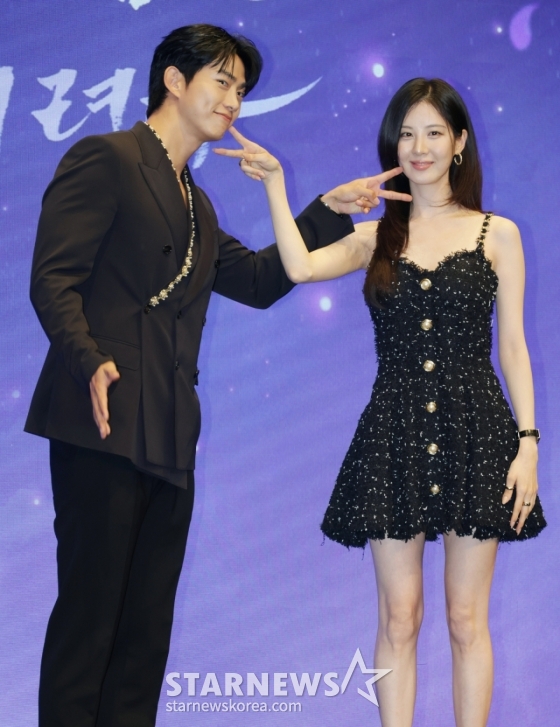배우 옥택연, 서현이 11일 오후 서울 구로구 디큐브시티에서 진행된 KBS 2TV 수목드라마 &#039;남주의 첫날밤을 가져버렸다&#039; 제작발표회에 참석해 포즈를 취하고 있다.  평범한 여대생의 영혼이 깃든 로맨스 소설 속 병풍 단역이 소설 최강 집착 남주와 하룻밤을 보내며 펼쳐지는 노브레이크 경로 이탈 로맨스 판타지 &#039;남주의 첫날밤을 가져버렸다&#039;는 오늘(11일) 밤 첫 방송된다. /2025.06.11 /사진=이동훈 photoguy@