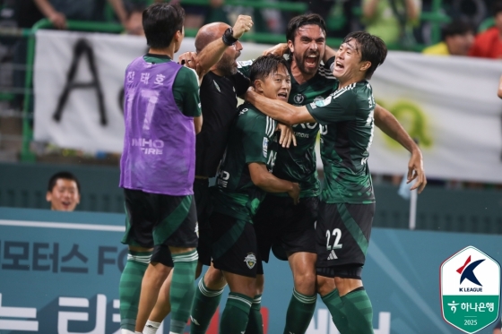 이승우(가운데) 등 전북 현대 선수들이 지난 17일 수원FC와의 홈경기에서 0-2로 뒤지다 3-2 역전에 성공한 뒤 기뻐하고 있다. /사진=한국프로축구연맹 제공