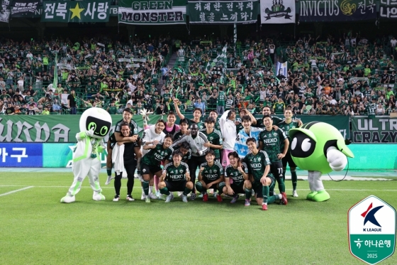 전북 현대 선수들이 지난 17일 수원FC와의 홈경기 3-2 승리 후 서포터스와 기념 사진을 촬영하고 있다. /사진=한국프로축구연맹 제공