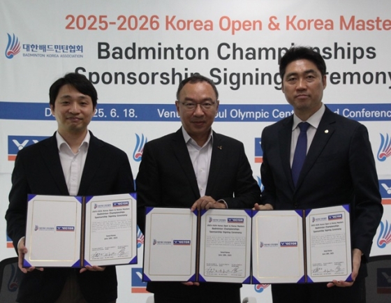 빅터코리아 김태연 대표와 빅터 빌 첸 회장, 김동문 대한배드민턴협회 회장(왼쪽부터). /사진=대한배드민턴협회 제공 