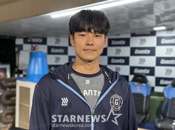 롯데 홍민기가 18일 사직 한화전 종료 후 취재진과 인터뷰를 하고 있다. /사진=양정웅 기자 