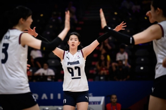 강소휘(가운데)가 득점 후 기뻐하고 있다. /사진=FIVB 제공