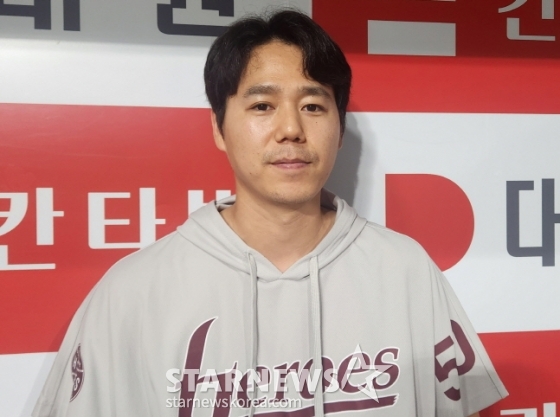 키움 하영민이 18일 SSG전 승리를 거두고 취재진과 인터뷰를 하고 있다. /사진=안호근 기자