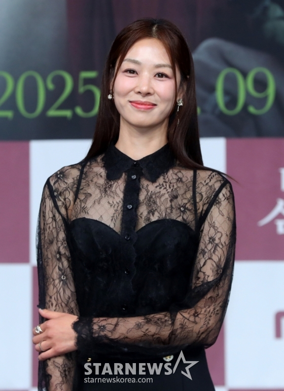 [서울=뉴시스] 김혜진 기자 = 배우 장신영이 5일 오전 서울 마포구 MBC에서 열린 일일드라마 &#039;태양을 삼킨 여자&#039; 제작발표회에서 포즈를 취하고 있다. 2025.06.05. jini@newsis.com /사진=김혜진
