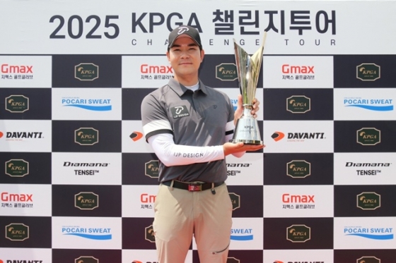 최영준이 18일 KPGA 챌린지투어 8회 대회에서 우승한 뒤 트로피를 들어보이고 있다.  /사진=KPGA