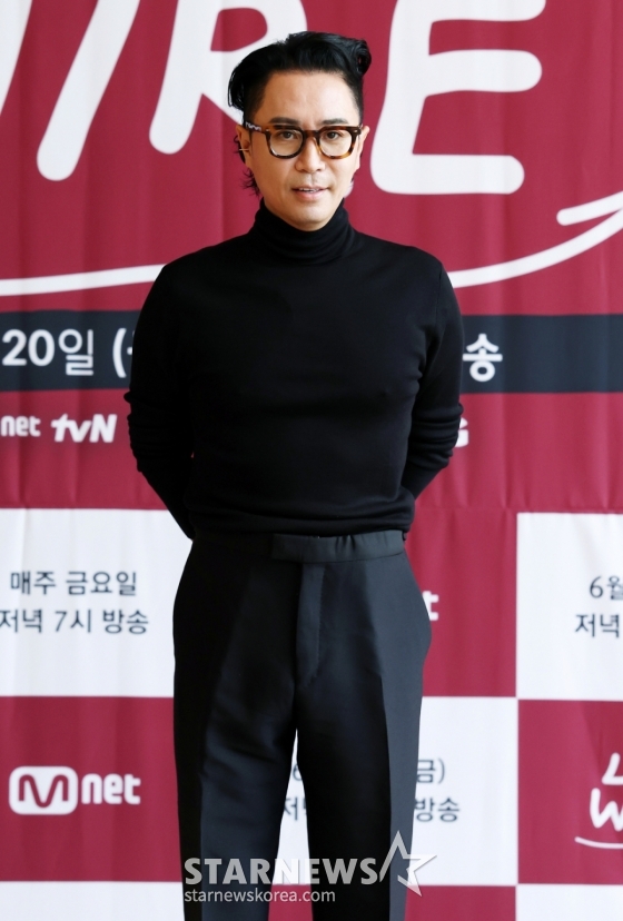 MC 정재형이 19일 서울 중구 커뮤니티하우스 마실에서 진행된 Mnet 예능 &#039;라이브 와이어&#039; 기자간담회에서 포즈를 취하고 있다. /2025.06.19 /사진=김휘선 hwijpg@