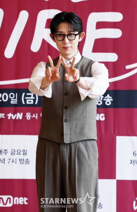 MC  코드쿤스트가 19일 서울 중구 커뮤니티하우스 마실에서 진행된 Mnet 예능 &#039;라이브 와이어&#039; 기자간담회에서 포즈를 취하고 있다. /2025.06.19 /사진=김휘선 hwijpg@