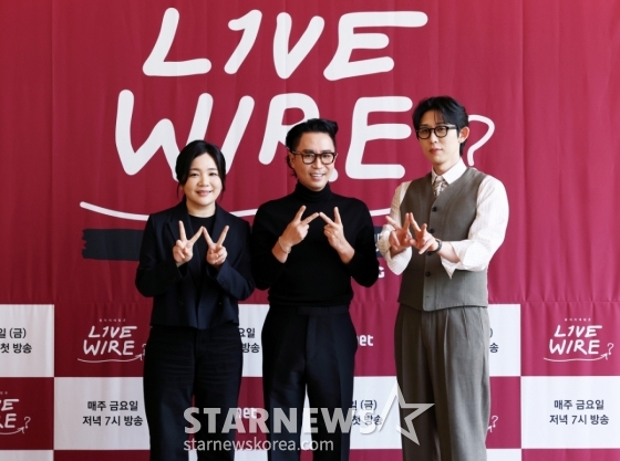 신유선 PD, MC 정재형, 코드쿤스트가 19일 서울 중구 커뮤니티하우스 마실에서 진행된 Mnet 예능 &#039;라이브 와이어&#039; 기자간담회에서 포즈를 취하고 있다. /2025.06.19 /사진=김휘선 hwijpg@