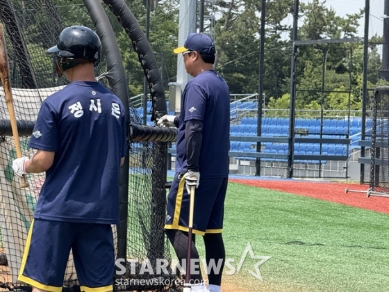 장원진 타격코치(오른쪽)가 19일 부산 기장-KBO 야구센터에서 열린 2025 KBO 넥스트-레벨 트레이닝 캠프 4일차 훈련에서 선수들의 타격을 지켜보고 있다. /사진=양정웅 기자 