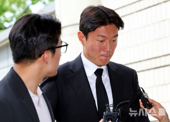 불법 촬영 혐의로 1심에서 징역형 집행유예를 선고받은 축구선수 황의조가 19일 서울 서초구 서울중앙지방법원에서 열린 항소심 1차 공판에 출석하고 있다. /사진 뉴시스