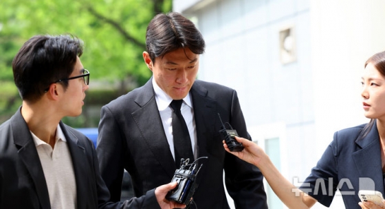 불법 촬영 혐의로 1심에서 징역형 집행유예를 선고받은 축구선수 황의조가 19일 서울 서초구 서울중앙지방법원에서 열린 항소심 1차 공판에 출석하고 있다. /사진=뉴시스