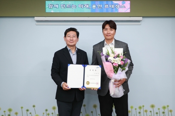 이상일 용인특례시장(왼쪽)과 이동국./사진=용인시민프로축구단