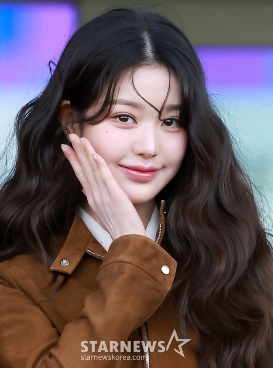 (인천공항=뉴스1) 김진환 기자 = 아이브 장원영이 10일 오전 패션쇼 참석 차 인천국제공항 제2터미널을 통해 프랑스 파리로 출국에 앞서 포즈를 취하고 있다. 2025.3.10/뉴스1  Copyright (C) 뉴스1. All rights reserved. 무단 전재 및 재배포,  AI학습 이용 금지. /사진=(인천공항=뉴스1) 김진환 기자