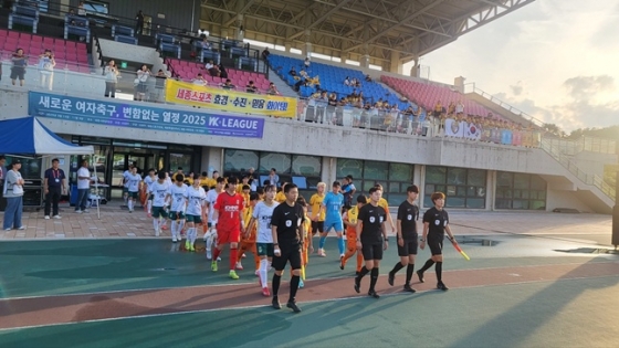 19일 열린 WK리그 17라운드 경기에서 경주한수원WFC(왼쪽)와 세종스포츠토토 선수들이 그라운드에 입장하고 있다.  /사진=한국여자축구연맹