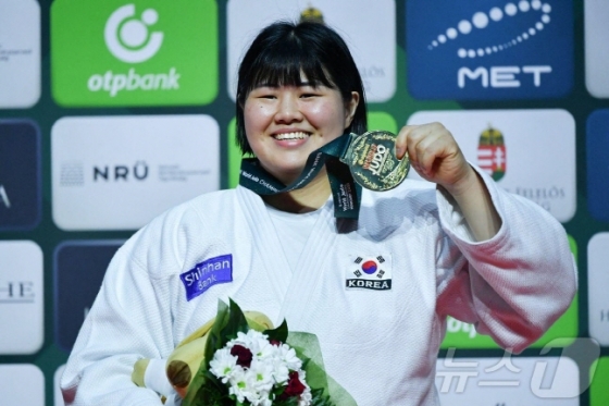 김하윤이 20일 유도 세계선수권 여자 78㎏ 이상급에서 금메달을 수확하고 활짝 웃고 있다. /로이터=뉴스1