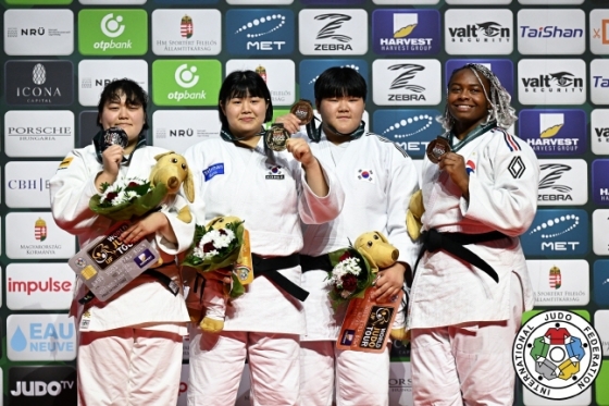 김하윤(왼쪽에서 2번째)이 이현지(왼쪽에서 3번째) 등 메달 수상자들과 기념촬영을 하고 있다. /사진=대한유도회 제공
