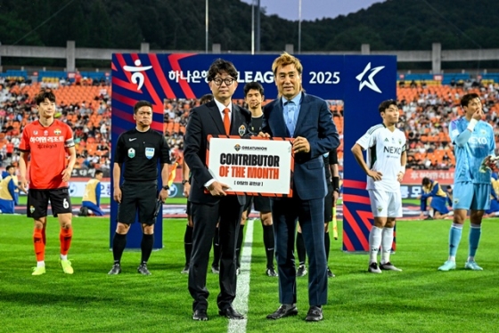 이현용(왼쪽) 팀장. /사진=강원FC 제공