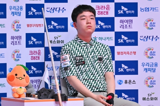 김영원이 64강에서 상대의 샷을 지켜보고 있다. /사진=PBA 투어 제공