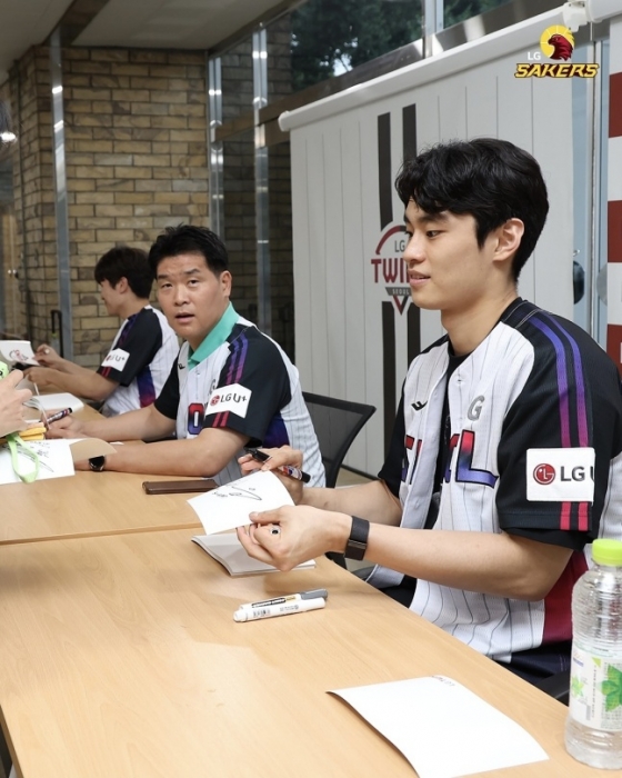 창원LG 세이커스 조상현 감독(가운데)이 20일 잠실 두산-LG전이 우천 취소된 뒤 팬들에게 사인해주고 있다. /사진=창원 LG 세이커스 농구단 공식 SNS 갈무리 