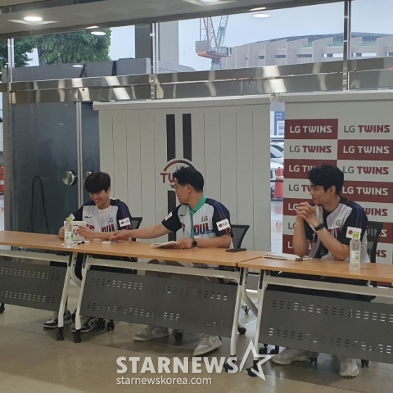 창원LG 세이커스 조상현 감독(가운데)이 20일 잠실 두산-LG전이 우천 취소된 뒤 사인회 준비를 하고 있다. /사진=김동윤 기자