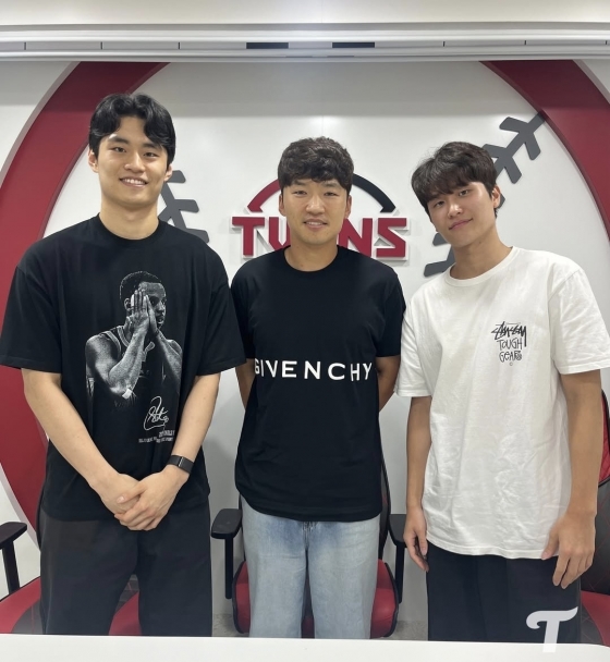 LG 트윈스 캡틴 박해민(가운데)과 LG 세이커스 유기상(왼쪽), 양준석(오른쪽)이 20일 잠실 두산-LG전이 우천 취소된 뒤 기념사진을 찍고 있다. /사진=LG 트윈스 공식 SNS 갈무리 