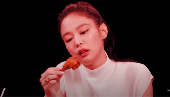 유튜브 쇼 &#039;핫 원스&#039;에 출연한 블랙핑크 제니 /사진=유튜브 채널  First We Feast 화면 캡처 