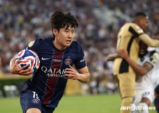 이강인이  20일(한국 시간) 미국 캘리포니아 패서디나의 로즈 볼 스타디움에서 열린 PSG 대 보타포구의 &#039;2025 국제축구연맹(FIFA) 클럽 월드컵&#039; 조별리그 B조 2차전에서 볼을 갖고 코너를 향해 뛰고 있다. /AFPBBNews=뉴스1