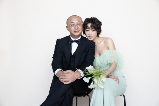 /사진=포토그래퍼 김영준, 최여진 드레스 &#039;하우스오브에이미&#039;, 김재욱 턱시도 &#039;아틀레&#039;, 커플캐주얼 &#039;애프터무브먼트&#039;