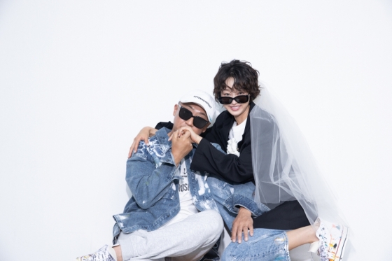 /사진=포토그래퍼 김영준, 최여진 드레스 &#039;하우스오브에이미&#039;, 김재욱 턱시도 &#039;아틀레&#039;, 커플캐주얼 &#039;애프터무브먼트&#039;