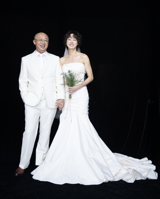 /사진=포토그래퍼 김영준, 최여진 드레스 &#039;하우스오브에이미&#039;, 김재욱 턱시도 &#039;아틀레&#039;, 커플캐주얼 &#039;애프터무브먼트&#039;