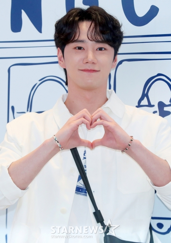[서울=뉴시스] 김혜진 기자 = 배우 이준영이 4일 오전 서울 서초구 신세계백화점 강남점에서 열린 프랑스 브랜드 롱샴 팝업 기념 포토행사에서 포즈를 취하고 있다. 2025.06.04. jini@newsis.com /사진=김혜진