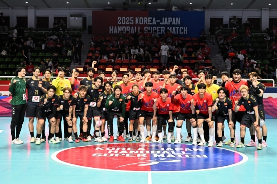 한일전 남자부 단체 촬영 모습. /사진=대한핸드볼협회 제공