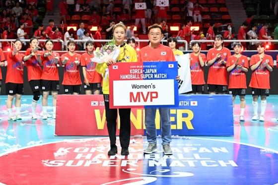 한일전 여자부 MVP 박새영(왼쪽). /사진=대한핸드볼협회 제공
