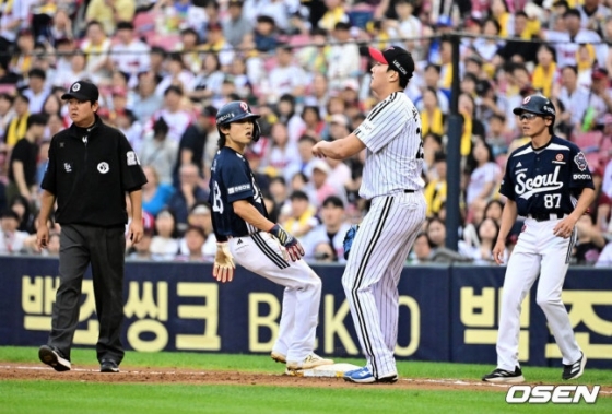 LG 손주영(가운데)이 21일 잠실 두산전 6회초 1사 1, 3루에서 이유찬 견제에 실패하고 아쉬워하고 있다. 