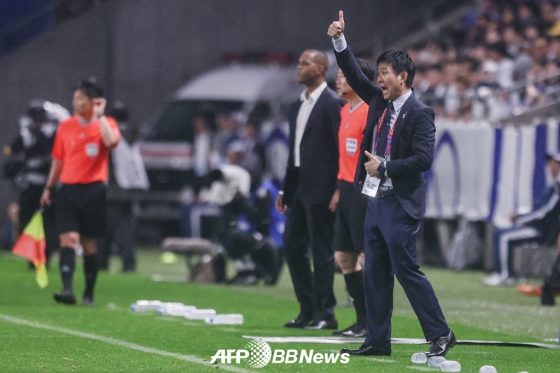 모리야스 하지메(오른쪽) 일본 축구대표팀 감독. /AFPBBNews=뉴스1