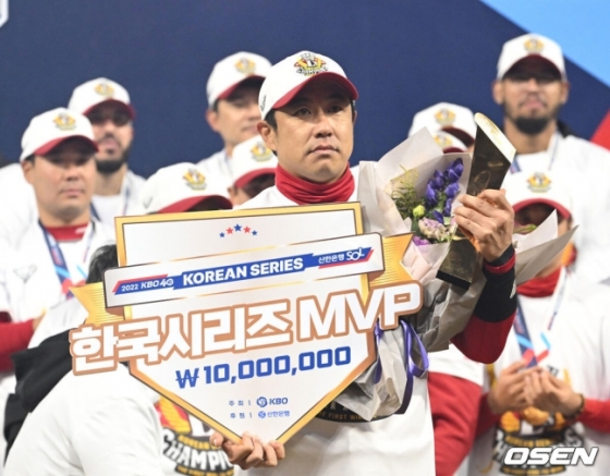 2022년 SSG의 한국시리즈 우승을 이끌고 MVP를 수상하고 있는 김강민(가운데).