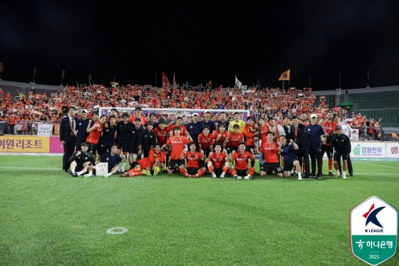 21일 강릉하이원아레나에서 열린 대구FC전 3-0 승리 후 기념 사진을 촬영하고 있는 강원FC 선수들. /사진=한국프로축구연맹 제공