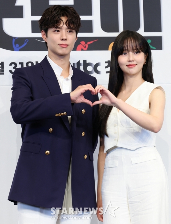 (서울=뉴스1) 권현진 기자 = 배우 박보검과 김소현(오른쪽)이 29일 서울 구로구 더링크서울 트리뷰트 포트폴리오 호텔에서 열린 JTBC 새 토일드라마 &#039;굿보이&#039; 제작발표회에서 포즈를 취하고 있다.  &#039;굿보이&#039;는 특채로 경찰이 된 전직 국가대표 선수들이 메달 대신 경찰 신분증을 목에 걸고, 비양심과 반칙이 판치는 세상에 맞서 싸우는 코믹 액션 청춘 수사극이다. 2025.5.29/뉴스1  Copyright (C) 뉴스1. All rights reserved. 무단 전재 및 재배포,  AI학습 이용 금지. /사진=(서울=뉴스1) 권현진 기자