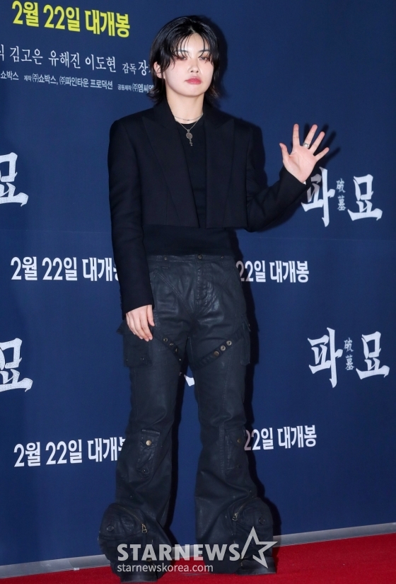 댄서 아이키가 20일 오후 서울 송파구 롯데시네마 월드타워에서 진행된 영화 &#039;파묘&#039; VIP 시사회에 참석해 포즈를 취하고 있다.  &#039;파묘&#039;는 거액의 돈을 받고 수상한 묘를 이장한 풍수사와 장의사, 무속인들에게 벌어지는 기이한 사건을 담은 오컬트 미스터리 영화. 오는 22일 개봉. / 2024.02.20 /사진=김창현
