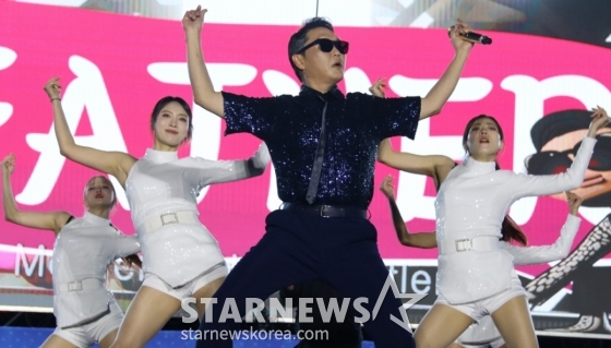 (구미=뉴스1) 정우용 기자 = 가수 싸이가 13일 오후 구미대학교 축제에서 열창을 하고 있다. 2025.5.14/뉴스1  Copyright (C) 뉴스1. All rights reserved. 무단 전재 및 재배포,  AI학습 이용 금지. /사진=(구미=뉴스1) 정우용 기자