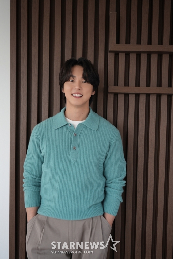 영화 &#039;우리 사랑이 향기로 남을 때&#039;의 주연배우 윤시윤이 6일 진행된 인터뷰를 위해 포즈를 취하고 있다.  일도 연애도 마음 같지 않은 창수(윤시윤 분)와 모든 걸 가졌지만 연애는 쉽지 않은 아라(설인아 분), 두 사람의 앞에 사랑에 빠지게 만드는 향수가 등장하며 펼쳐지는 로맨스 &#039;우리 사랑이 향기로 남을 때&#039;는 오는 8일 개봉한다. /사진제공=콘텐츠존 2023.02.06