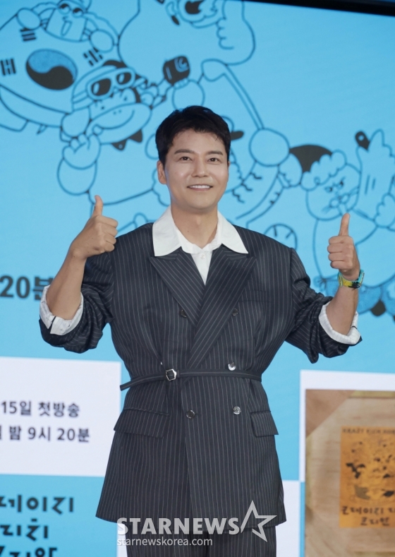 방송인 전현무가 10일 오전 서울 여의도 KBS 별관에서 진행된 KBS 2TV 예능 &#039;크레이지 리치 코리안&#039; 제작발표회에 참석해 포즈를 취하고 있다.  다양한 분야에서 본업에 미쳐 성공을 이룬 K-피플들을 직접 찾아가 그들의 삶과 철학과 열정을 조명하는 휴먼 리얼리티 예능 &#039;크레이지 리치 코리안&#039;은 오는 15일 첫 방송된다. /2025.06.10 /사진=이동훈 photoguy@