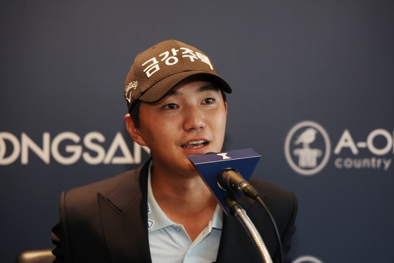우승 후 인터뷰하는 옥태훈. /사진=KPGA 제공