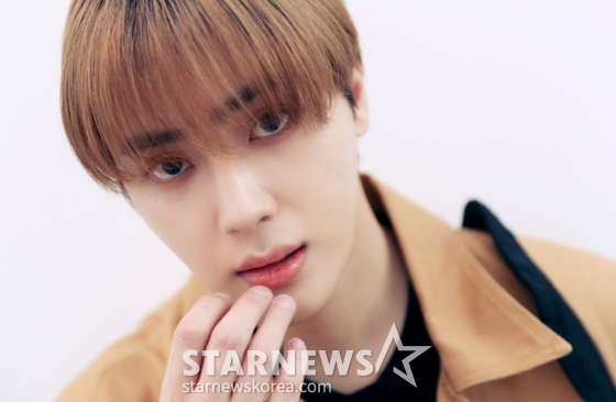 그룹 더보이즈(THE BOYZ) 주학년이 서울 강남구 IST엔터테인먼트 사옥에서 진행된 &#039;2023 아시아 아티스트 어워즈 인 필리핀&#039;(2023 Asia Artist Awards IN THE PHILIPPINES, 이하 2023 AAA) 수상 인터뷰에 앞서 포즈를 취하고 있다.  더보이즈는 &#039;2023 AAA&#039;에서 AAA 가수 부문 베스트 아티스트상과 멤버 영훈이 배우 부문 포커스상을 수상했다.  더보이즈는 지난 한해 동안 8번째 미니앨범 &#039;비 어웨이크&#039;(BE AWAKE), 두 번째 정규 앨범 &#039;판타지&#039; 파트1 &#039;크리스마스 인 어거스트&#039;(Christmas In August) 그리고 &#039;판타지&#039; 파트2 &#039;식스 센스&#039;(Sixth Sense) 등을 발매하며 팬들의 큰 사랑을 받았다. /사진=김창현