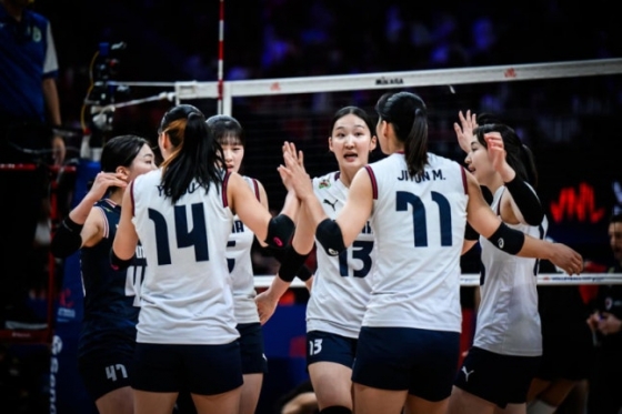 득점 후 격려하는 한국 여자배구 선수들. /사진=FIVB 제공