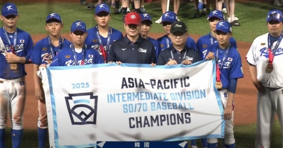 정인석 감독이 이끄는 한국 리틀야구 인터미디어트 대표팀이 21일(한국시간) 2025 세계리틀야구 아시아-퍼시픽&amp;중동지역대회에서 우승하고 기념사진을 찍고 있다. /사진=한국리틀야구연맹 제공