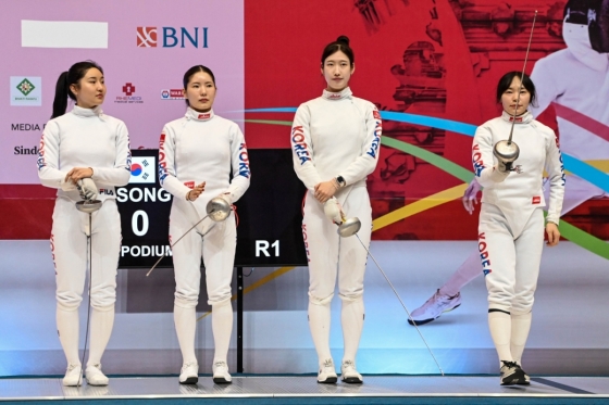  한국 여자 펜싱 국가대표 이혜인(왼쪽부터)과 송세라, 임태희, 김향은이 22일(현지시간) 인도네시아 발리에서 열린 2025 아시아선수권대회 여자 에페 단체전 결승에 앞서 소개되고 있다. /사진=국제펜싱연맹(FIE) SNS 캡처
