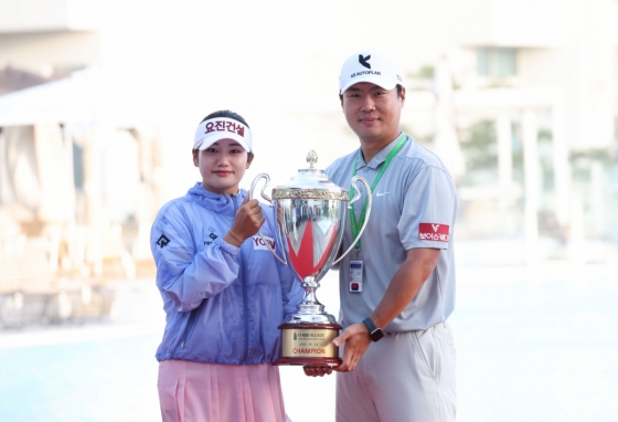 한국여자프로골프(LPGA) 투어 더헤븐 마스터즈 우승 트로피를 들고 있는 노승희(왼쪽). /사진=KLPGA 제공