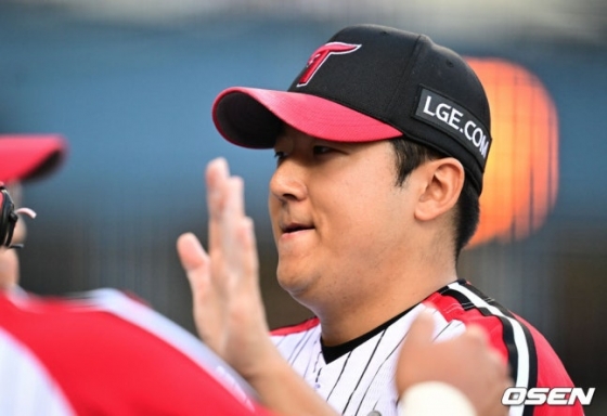 LG 송승기가 22일 잠실 두산전을 마치고 하이파이브를 하고 있다. 