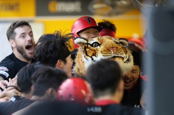 KIA 타이거즈 김석환(오른쪽)이 8회 역전 투런포를 친 뒤 기뻐하고 있다. /사진=KIA 타이거즈 제공